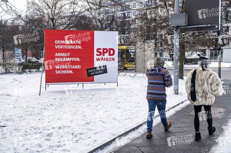 Wahlplakate zur teilweisen Wiederholungswahl in Berlin