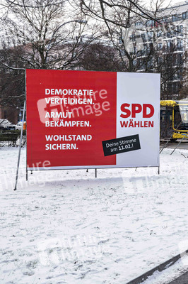 Wahlplakate zur teilweisen Wiederholungswahl in Berlin