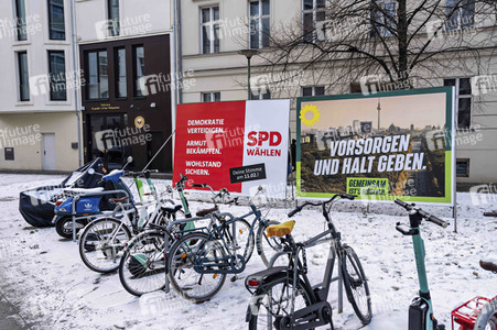Wahlplakate zur teilweisen Wiederholungswahl in Berlin