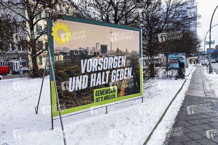 Wahlplakate zur teilweisen Wiederholungswahl in Berlin