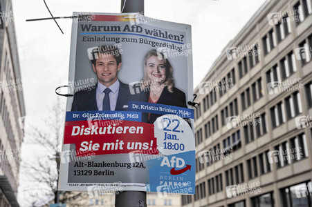 Wahlplakate zur teilweisen Wiederholungswahl in Berlin