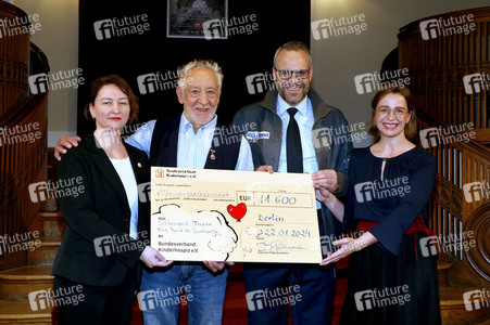 Fototermin Scheckübergabe mit Dieter Hallervorden in Berlin