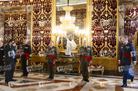 König Felipe von Spanien empfängt Offiziere in Madrid