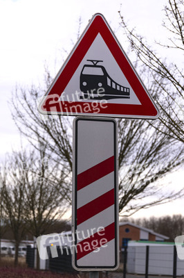 Symbolfoto Verkehrszeichen Bahnübergang