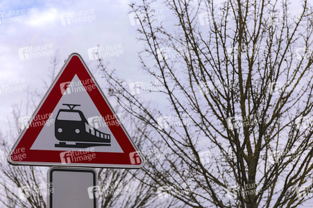 Symbolfoto Verkehrszeichen Bahnübergang