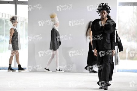Dzhus Fashion Show auf der Berlin Fashion Week A/W 2024
