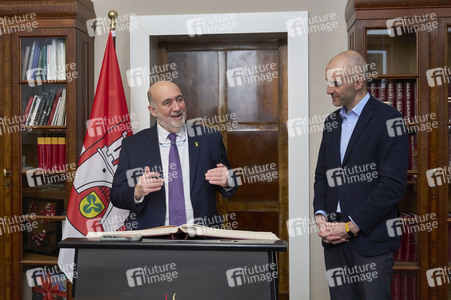 Eintrag des Botschafters von Israel in das Goldene Buch der Stadt Hannover