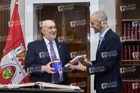 Eintrag des Botschafters von Israel in das Goldene Buch der Stadt Hannover