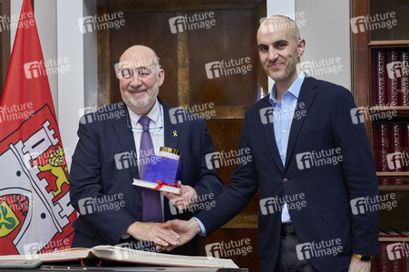Eintrag des Botschafters von Israel in das Goldene Buch der Stadt Hannover