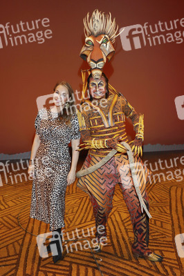 Caroline Beil beim Muscal 'König der Löwen' in Hamburg