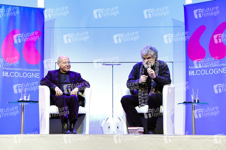 Gregor Gysi und Hans-Dieter Schütt auf der lit.Cologne 2024 in Köln