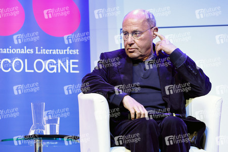 Gregor Gysi und Hans-Dieter Schütt auf der lit.Cologne 2024 in Köln