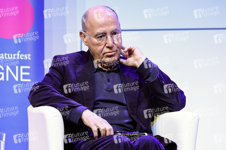 Gregor Gysi und Hans-Dieter Schütt auf der lit.Cologne 2024 in Köln