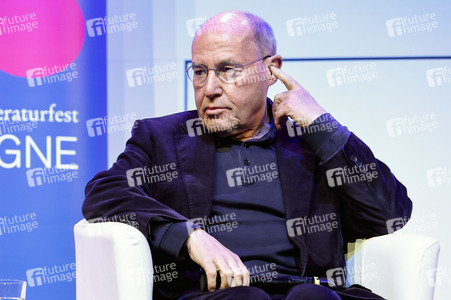 Gregor Gysi und Hans-Dieter Schütt auf der lit.Cologne 2024 in Köln