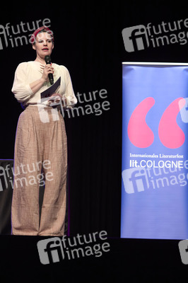 Suzie Miller und Anke Engelke auf der lit.Cologne 2024 in Köln
