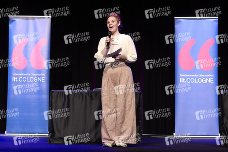 Suzie Miller und Anke Engelke auf der lit.Cologne 2024 in Köln
