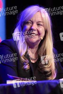 Suzie Miller und Anke Engelke auf der lit.Cologne 2024 in Köln