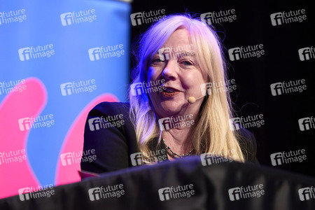 Suzie Miller und Anke Engelke auf der lit.Cologne 2024 in Köln