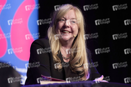 Suzie Miller und Anke Engelke auf der lit.Cologne 2024 in Köln