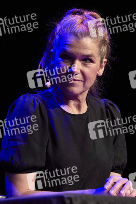 Suzie Miller und Anke Engelke auf der lit.Cologne 2024 in Köln