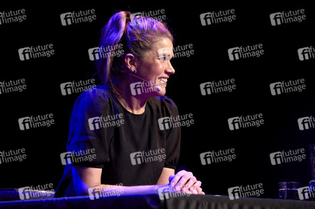 Suzie Miller und Anke Engelke auf der lit.Cologne 2024 in Köln