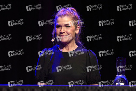 Suzie Miller und Anke Engelke auf der lit.Cologne 2024 in Köln