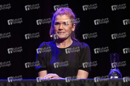 Suzie Miller und Anke Engelke auf der lit.Cologne 2024 in Köln