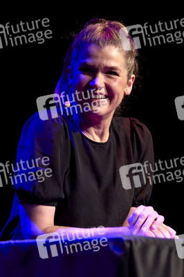 Suzie Miller und Anke Engelke auf der lit.Cologne 2024 in Köln
