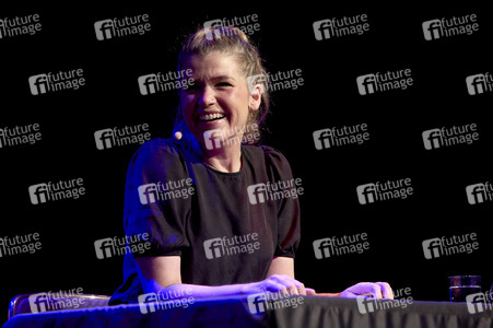 Suzie Miller und Anke Engelke auf der lit.Cologne 2024 in Köln