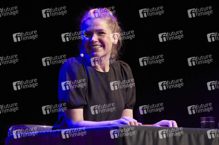 Suzie Miller und Anke Engelke auf der lit.Cologne 2024 in Köln