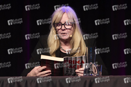 Suzie Miller und Anke Engelke auf der lit.Cologne 2024 in Köln