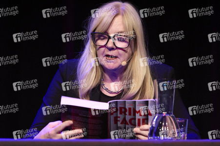 Suzie Miller und Anke Engelke auf der lit.Cologne 2024 in Köln