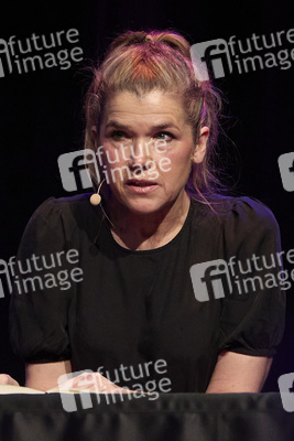 Suzie Miller und Anke Engelke auf der lit.Cologne 2024 in Köln