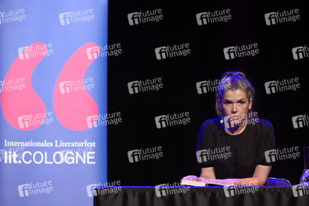 Suzie Miller und Anke Engelke auf der lit.Cologne 2024 in Köln