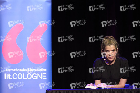 Suzie Miller und Anke Engelke auf der lit.Cologne 2024 in Köln