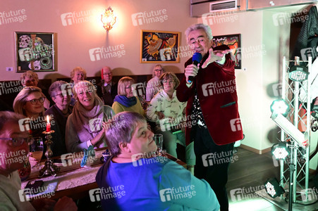 Giso Weißbach beim Frauentagsprogramm 'Über Frauen und andere Köstlichkeiten' in Görlitz