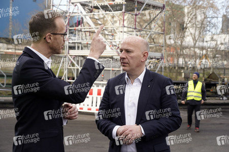 Grundsteinlegung einer Abwassergroßwärmepumpe von Vattenfall und Befüllen einer Zeitkapsel in Berlin