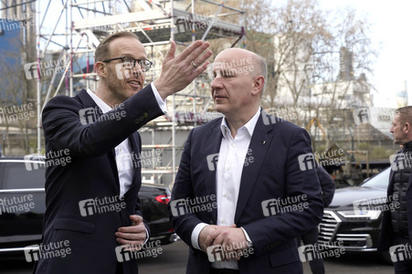 Grundsteinlegung einer Abwassergroßwärmepumpe von Vattenfall und Befüllen einer Zeitkapsel in Berlin