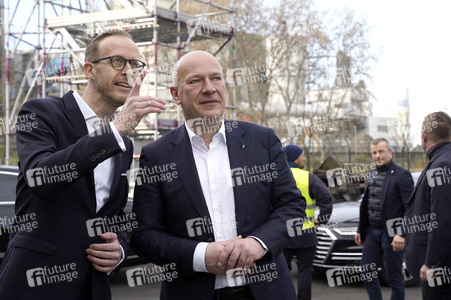 Grundsteinlegung einer Abwassergroßwärmepumpe von Vattenfall und Befüllen einer Zeitkapsel in Berlin