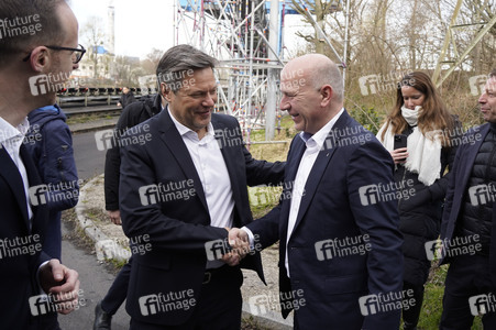 Grundsteinlegung einer Abwassergroßwärmepumpe von Vattenfall und Befüllen einer Zeitkapsel in Berlin