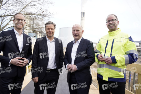 Grundsteinlegung einer Abwassergroßwärmepumpe von Vattenfall und Befüllen einer Zeitkapsel in Berlin