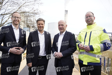 Grundsteinlegung einer Abwassergroßwärmepumpe von Vattenfall und Befüllen einer Zeitkapsel in Berlin