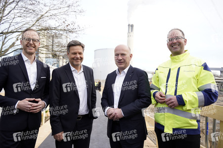 Grundsteinlegung einer Abwassergroßwärmepumpe von Vattenfall und Befüllen einer Zeitkapsel in Berlin