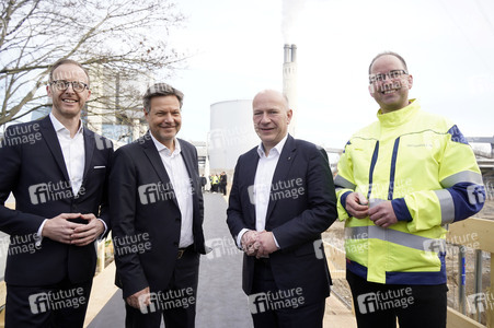 Grundsteinlegung einer Abwassergroßwärmepumpe von Vattenfall und Befüllen einer Zeitkapsel in Berlin