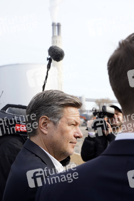 Grundsteinlegung einer Abwassergroßwärmepumpe von Vattenfall und Befüllen einer Zeitkapsel in Berlin