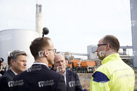 Grundsteinlegung einer Abwassergroßwärmepumpe von Vattenfall und Befüllen einer Zeitkapsel in Berlin