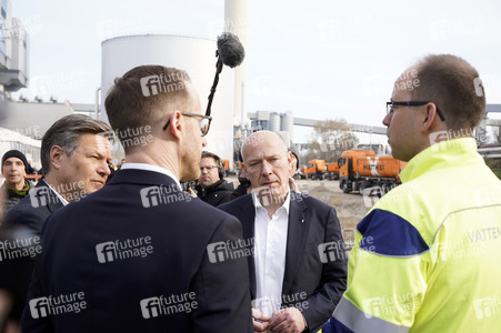 Grundsteinlegung einer Abwassergroßwärmepumpe von Vattenfall und Befüllen einer Zeitkapsel in Berlin
