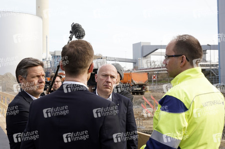 Grundsteinlegung einer Abwassergroßwärmepumpe von Vattenfall und Befüllen einer Zeitkapsel in Berlin