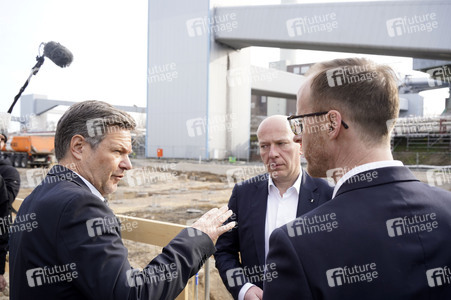 Grundsteinlegung einer Abwassergroßwärmepumpe von Vattenfall und Befüllen einer Zeitkapsel in Berlin