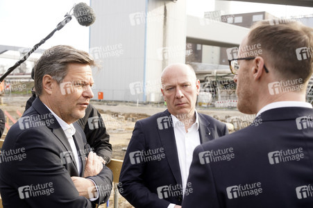 Grundsteinlegung einer Abwassergroßwärmepumpe von Vattenfall und Befüllen einer Zeitkapsel in Berlin